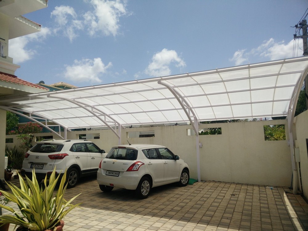 Mái che Polycarbonate khung kim loại bảo vệ xe ngoài trời, thiết kế hiện đại với vật liệu chống thấm và bền bỉ.