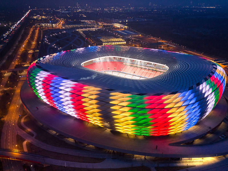 Sân vận động Allianz Arena Đức ban đêm, ứng dụng màng căng ETFE đổi màu, kiến trúc vỏ bao che sáng tạo.