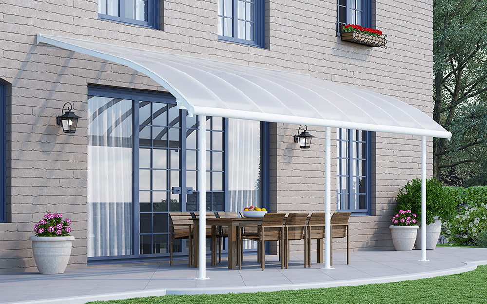 Mái che cố định bằng tấm polycarbonate trong suốt, gắn liền tường, khung kim loại chắc chắn, che nắng mưa cho sân trước ngôi nhà hiện đại.