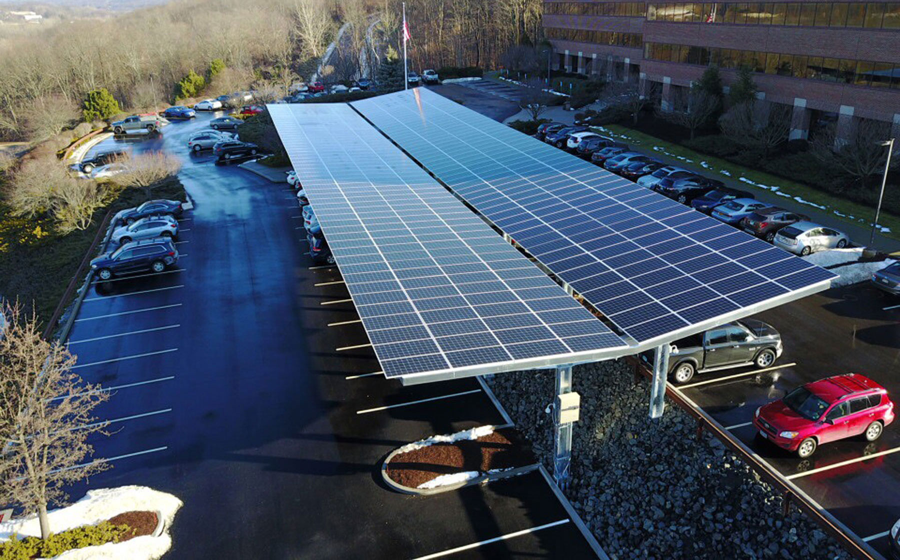 Hình ảnh mái che năng lượng mặt trời (Solar carport), bảo vệ xe và tạo điện từ năng lượng mặt trời, thiết kế hiện đại.