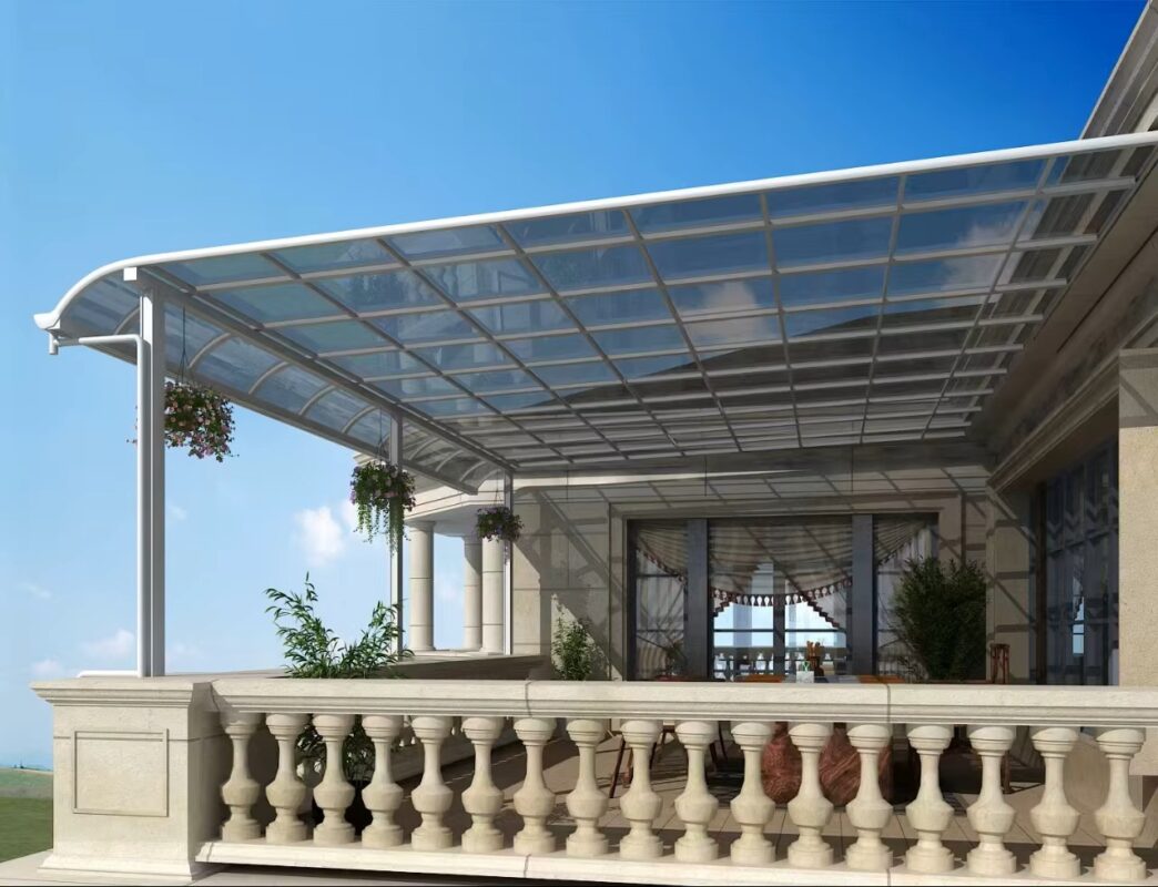 Thiết kế mái polycarbonate sân thượng với khung kim loại chắc chắn vừa che nắng mưa, vừa giữ độ thoáng sáng và tăng thẩm mỹ công trình.