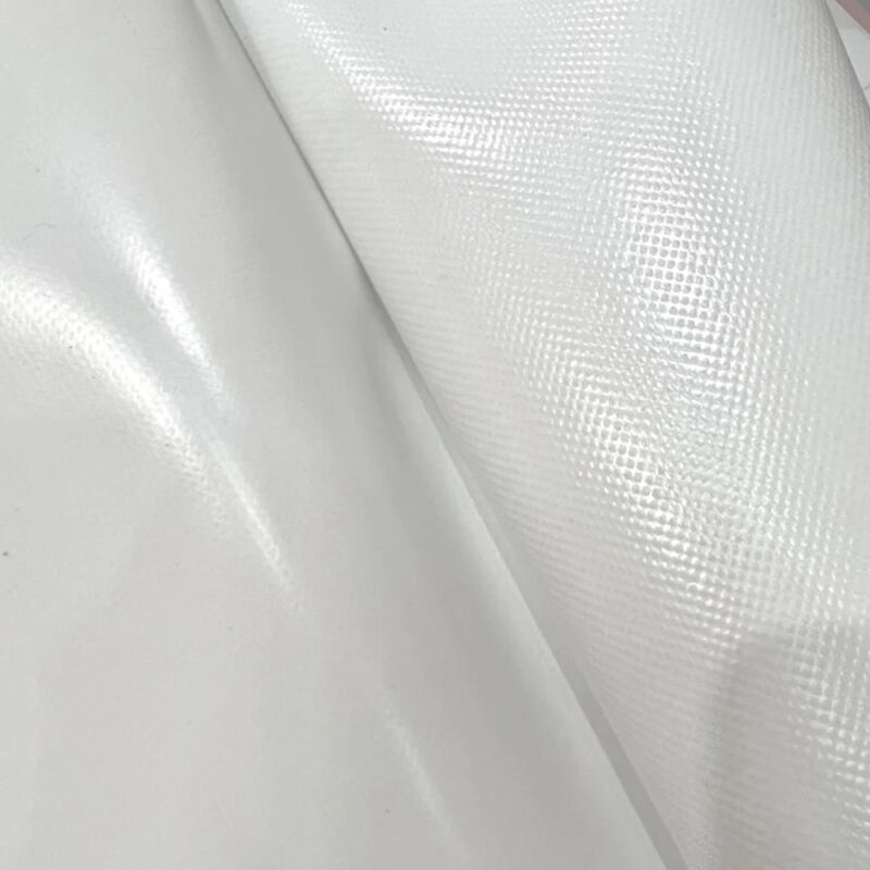 Hình ảnh màng căng PVC (Polyvinyl Chloride) trong một công trình kiến trúc, thể hiện chất liệu nhẹ, bền, chống thấm, phù hợp cho mái che và thiết kế không gian hiện đại.