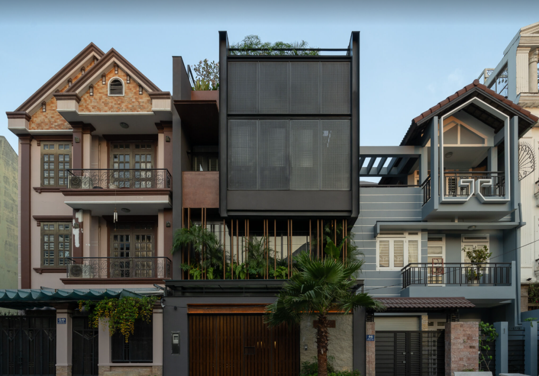Thiết kế mặt tiền thông minh (Double Skin Facade) tạo lớp đệm không khí, cách nhiệt vượt trội cho nhà hướng Tây.