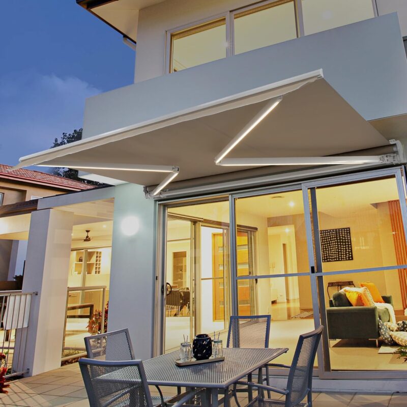 Mái che thông minh điều khiển từ xa cho nhà phố hiện đại