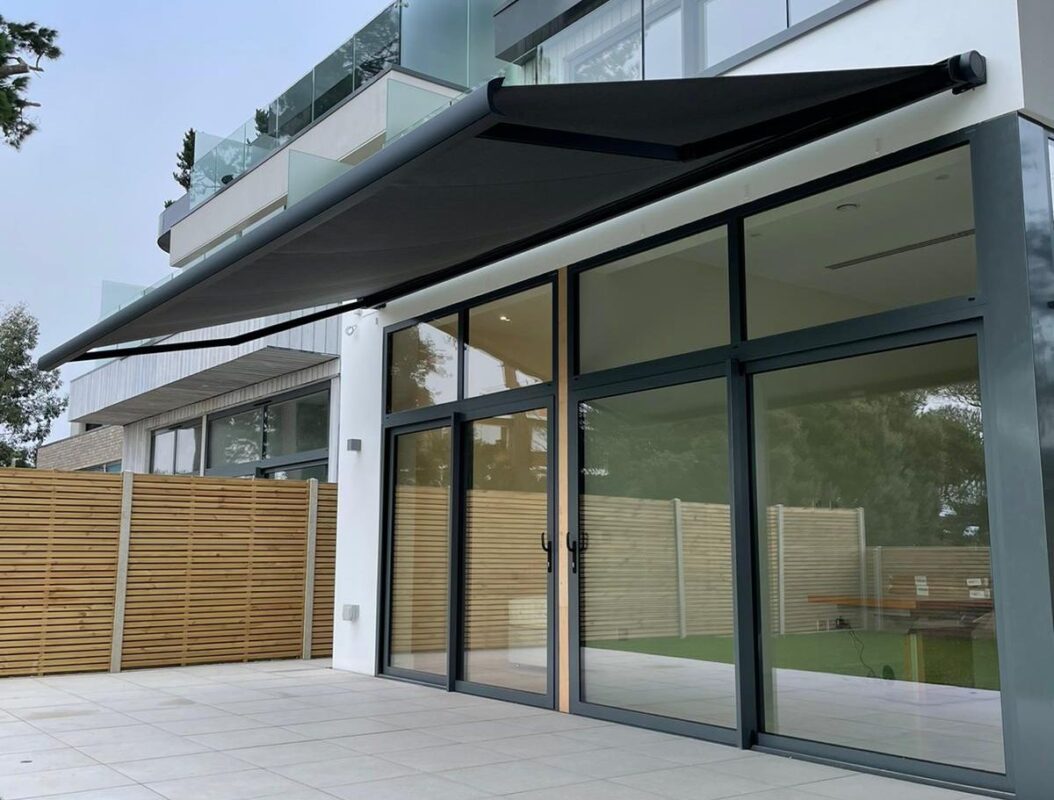 Lắp đặt mái che thông minh cho sân nhà, tận hưởng không gian sống tiện nghi và hiện đại.