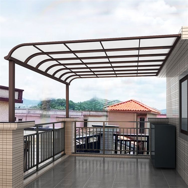 Hình ảnh mái che tấm nhựa Polycarbonate lấy sáng cho sân thượng, tối ưu không gian và bảo vệ thời tiết.