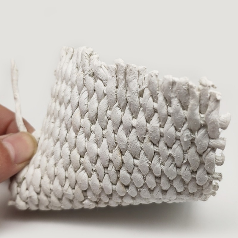 Vải amiang không bị cháy ở nhiệt độ cao, giúp bảo vệ thiết bị và người lao động khỏi nhiệt bức xạ.