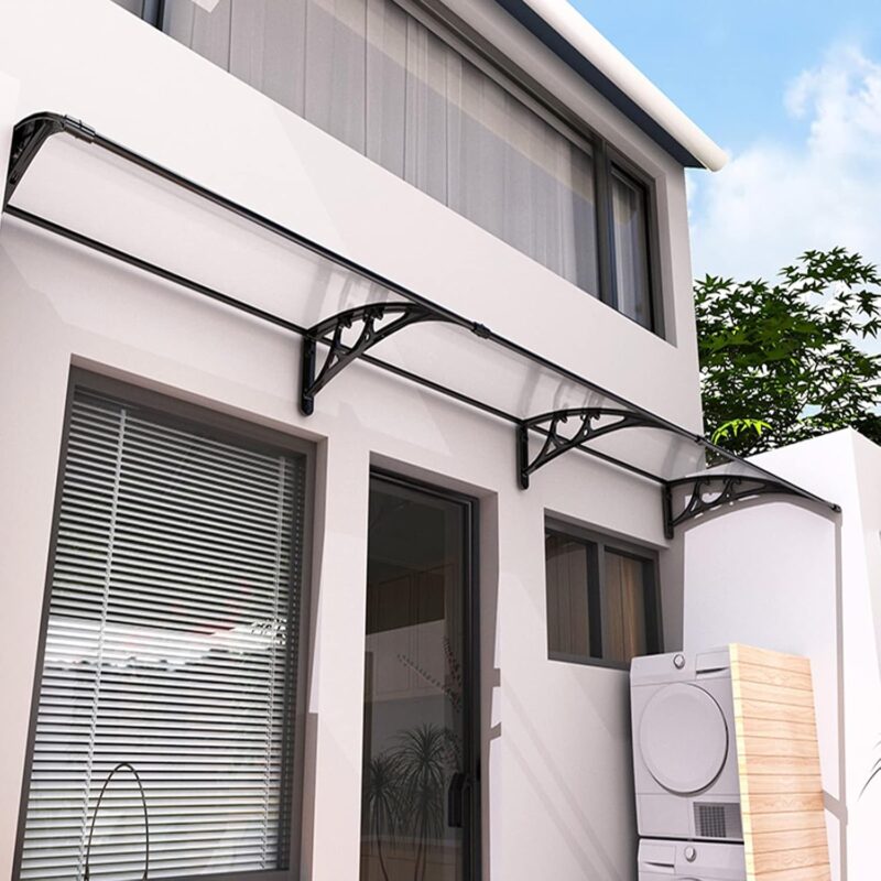 Canopy polycarbonate dạng vòm cong màu khói nâu, ví dụ minh họa trong bài viết về những lưu ý khi chọn mái che polycarbonate cho cửa chính và cửa sổ.