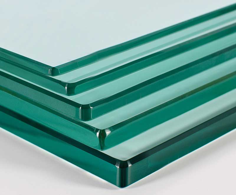 Kính cường lực sang trọng cho mặt tiền nhà phố tạo không gian sáng và hiện đại.