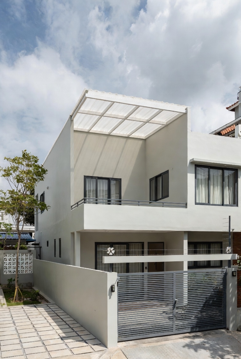 Mái lấy sáng polycarbonate lắp sân trước giúp không gian luôn tràn ngập ánh sáng tự nhiên.