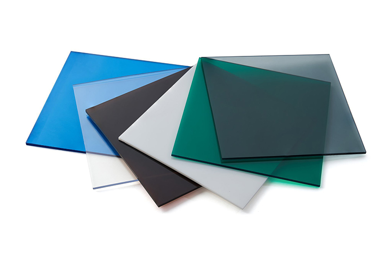 Sử dụng tấm polycarbonate lấy sáng hiện đại, thoáng đãng và bền bỉ với thời gian.