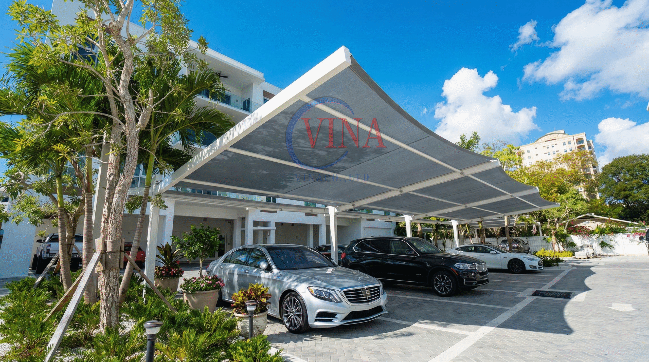 Bãi đỗ xe sang trọng với mái che bạt căng tensile fabric, bảo vệ hoàn hảo xe Mercedes, BMW, Tesla dưới nắng gắt Miami.