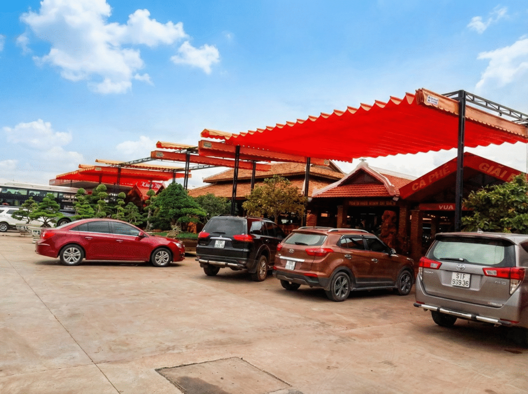 Hệ thống mái bạt xếp lắp đặt tại khu vực đỗ xe của nhà hàng sân vườn.