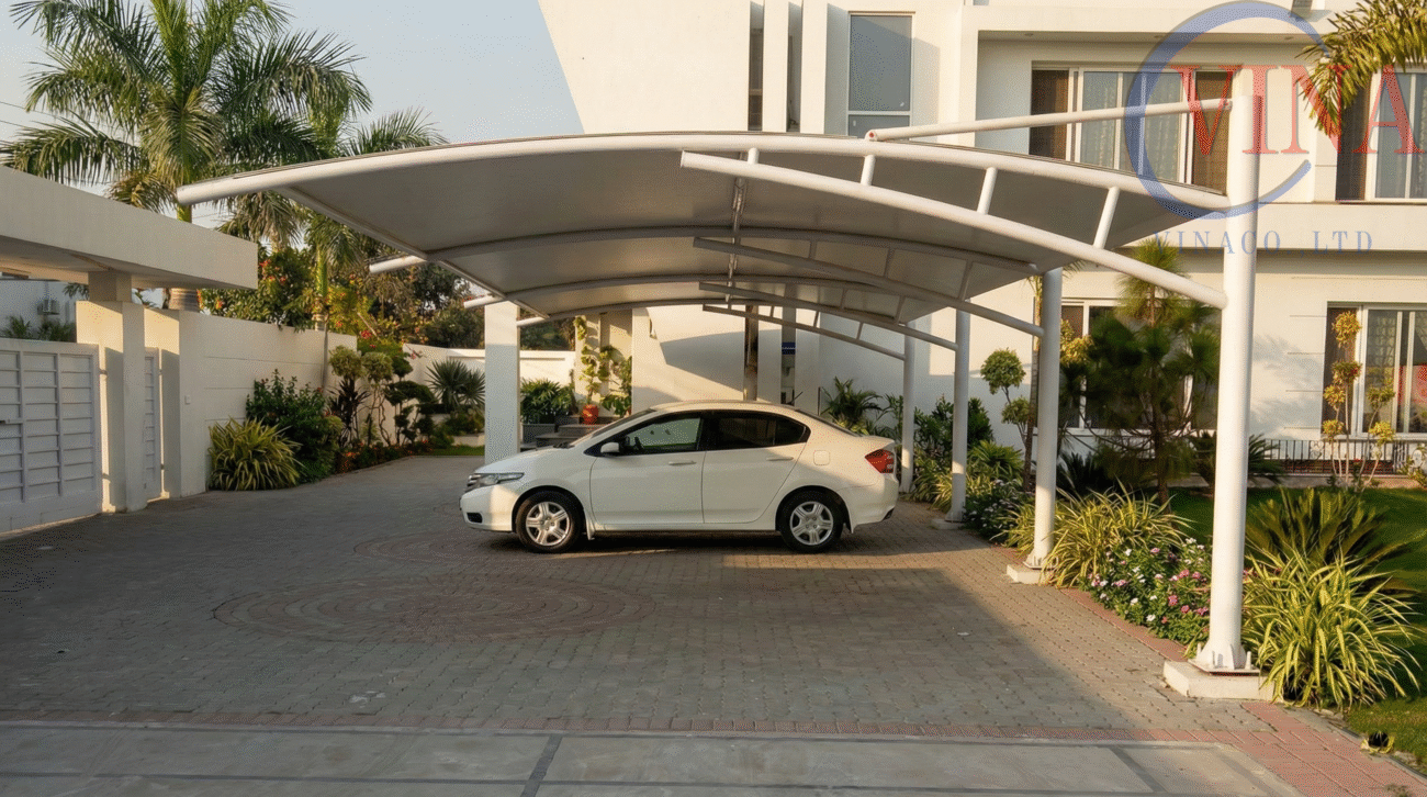 Nhà xe mái vòm hiện đại che ô tô trước sân nhà phố đẹp.